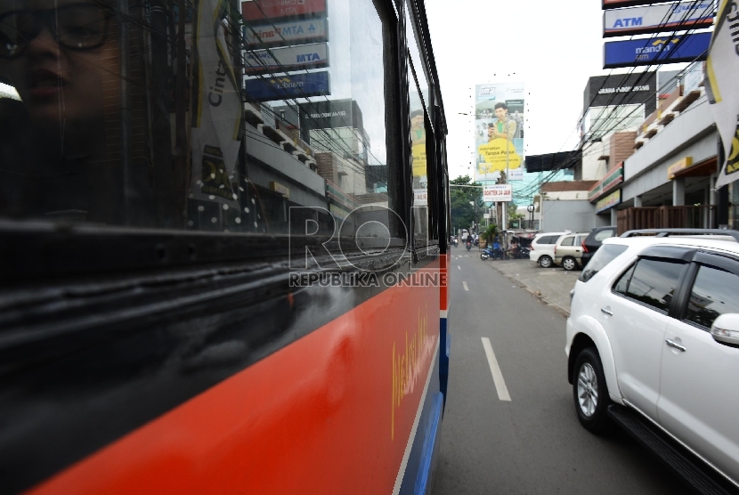 Suasana penumpang angkutan umum metro mini 75 jurusan Pasar Minggu-Blok M yang tanpa kernet di kawasan Mampang, Jakarta Selatan, Senin (27/4). (Republika/Raisan Al Farisi)