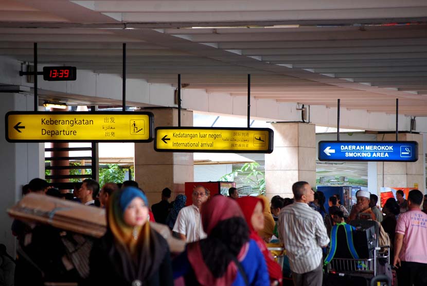 Suasana penumpang dan penjemput di Terminal 2 pintu D Bandar Udara Soekarno Hatta, Tangerang, Jumat (13/6). 