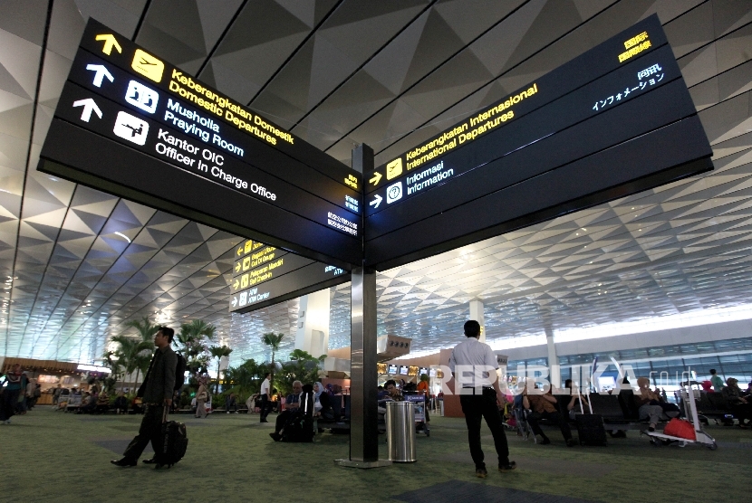  Suasana penumpang di Terminal 3 Bandara Soekarno Hatta, Tanggerang, Baten, Senin (24/7). 