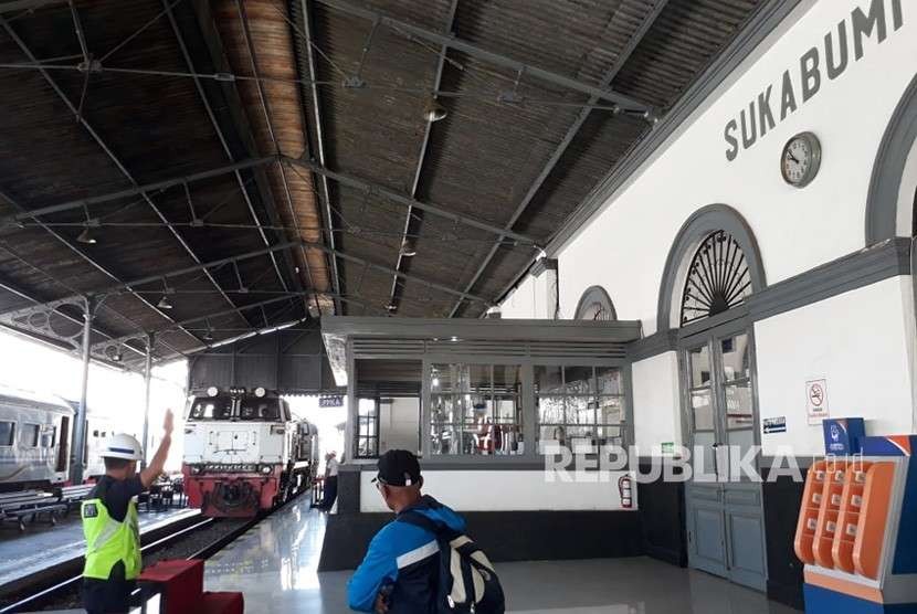 Suasana penumpang KA Pangrango yang akan naik kereta di Stasiun Sukabumi, Selasa (4/9).