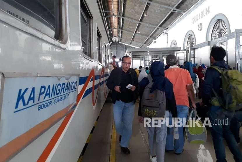 Suasana penumpang KA Pangrango yang akan naik kereta di Stasiun Sukabumi, Selasa (4/9).