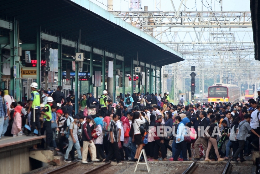  Suasana penumpang Kereta di Stasiun Manggarai, Jakarta, Rabu (4/7). 