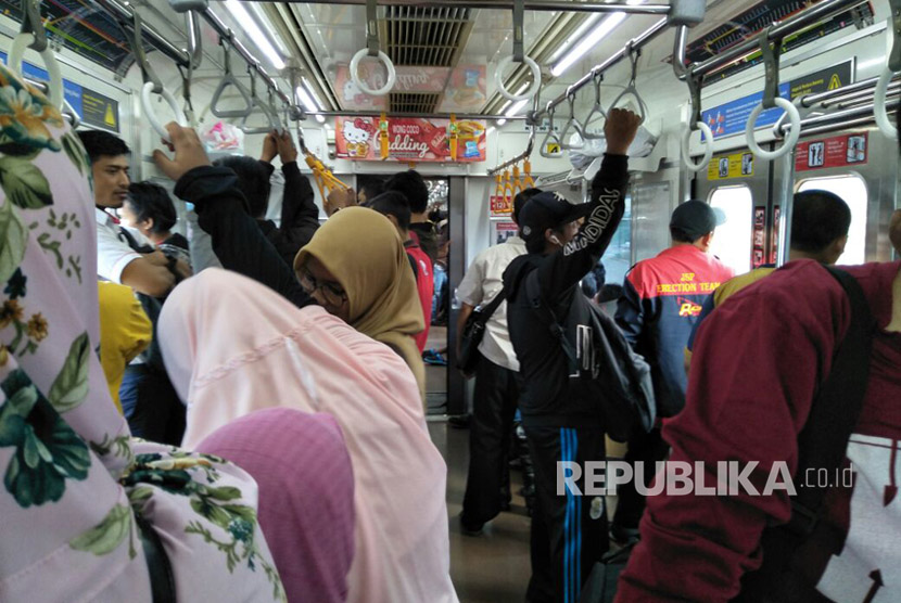 Suasana penumpang KRL Commuter Line (ilustrasi)