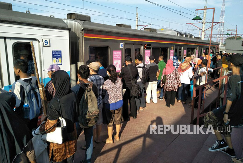 Suasana penumpang KRL commuterline Jakarta Kota-Cikarang pada Ahad (8/10). Pada Ahad, adalah pengoperasian perdana KRL dengan tujuan Jakarta-Cikarang.