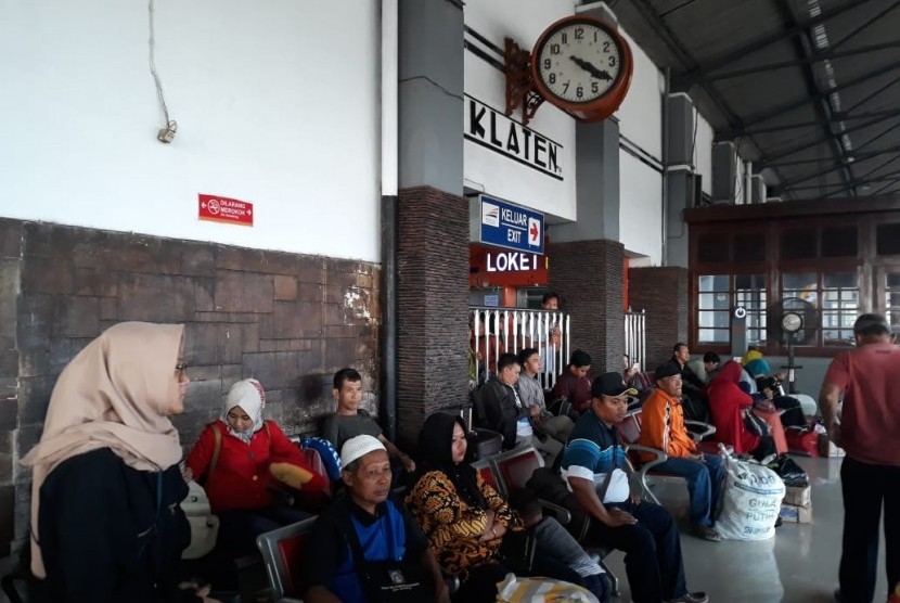 Suasana penumpang menunggu kereta di Stasiun Klaten, Jawa Tengah.