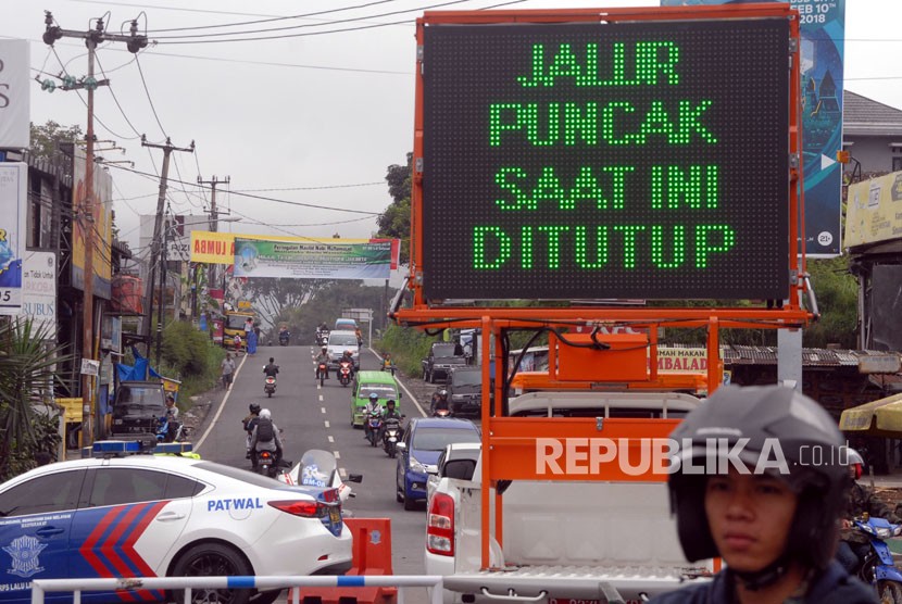 Suasana penutupan jalur Puncak, Kabupaten Bogor, Jawa Barat, Rabu (7/2). 