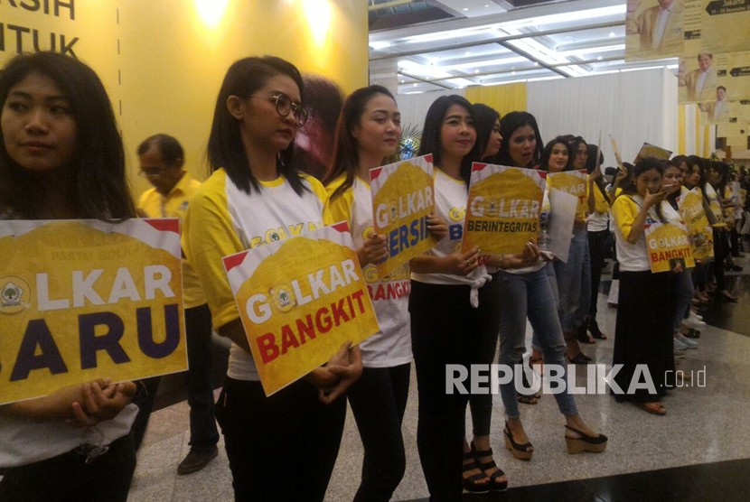  Sejumlah kader perempuan memberikan dukungan kepada Ketua Umum Partai Golkar Airlangga Hartarto, untuk membawa Golkar menjadi partai yang bersih dan bangkit, saat penutupan munaslub Golkar di JCC Senayan, Jakarta, Rabu (20/10). 