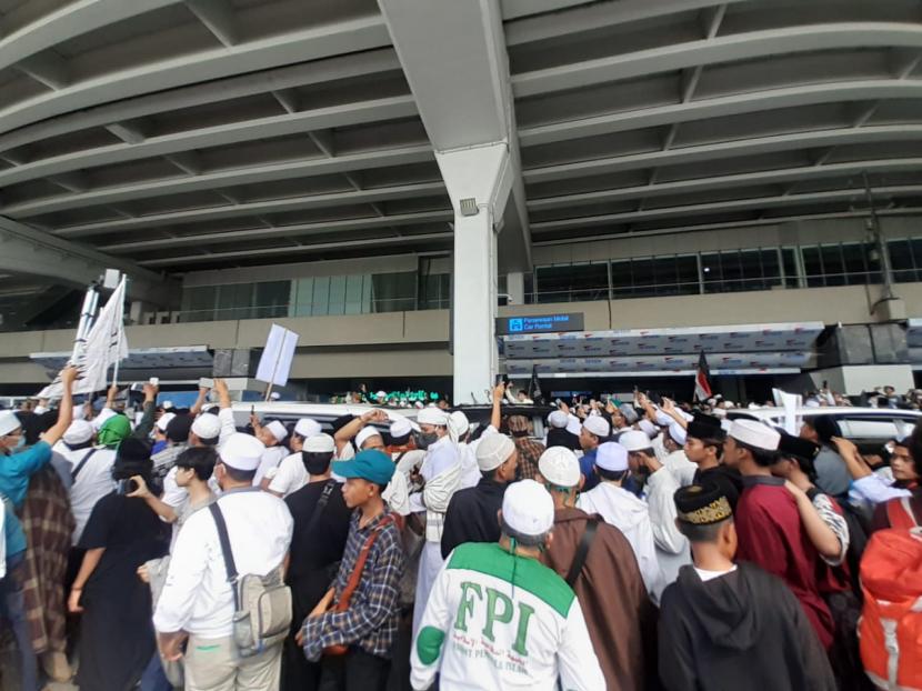 Suasana penyambutan Habib Rizieq di depan Terminal 3 Bandara Soekarno-Hatta, Selasa (10/11).