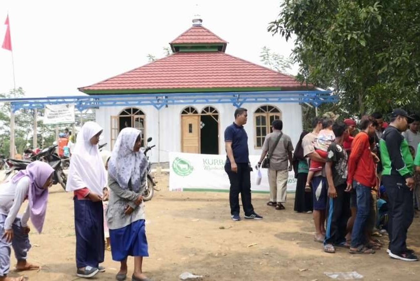 Suasana penyembelihan hewan kurban di depan masjid Baiturahman, Teluk Jambe, Karawang