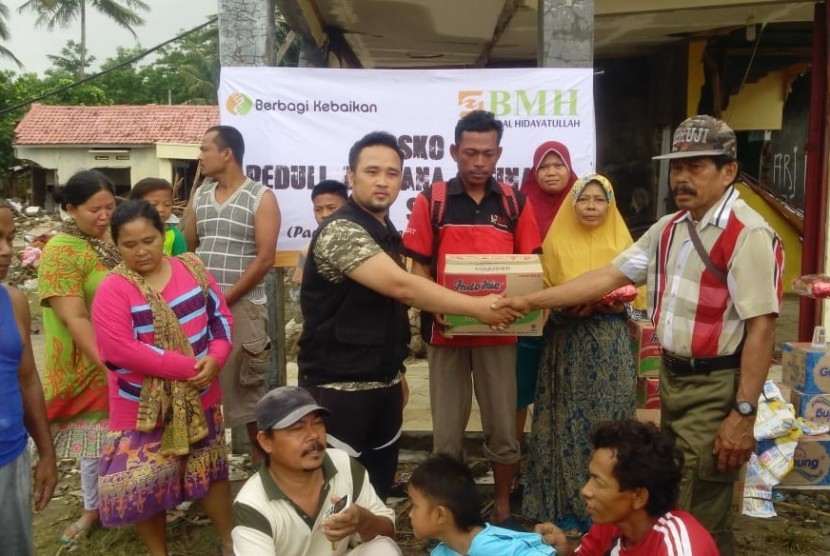 Suasana penyerahan bantuan BMH di RT 15 Desa Sumber Jaya, Kecamatan Sumur, Pandeglang, Banten. 