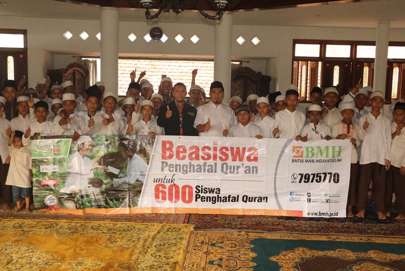 Suasana penyerahan beasiswa kepada para penghapal Alquran yang diadakan oleh BMH di Jakarta, Rabu (25/5). 