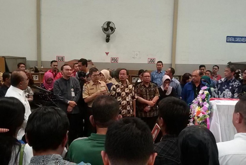 Suasana penyerahan jenazah Dionisius Giri Samudera ke pihak keluarga di Bandra Soekarno Hatta, Jumat (13/11). 