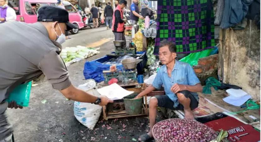 Suasana penyerahan surat peringatan (SP) relokasi PKL ke pedagang di tujuh ruas jalan Kota Sukabumi, Senin (7/2/2022) lalu.