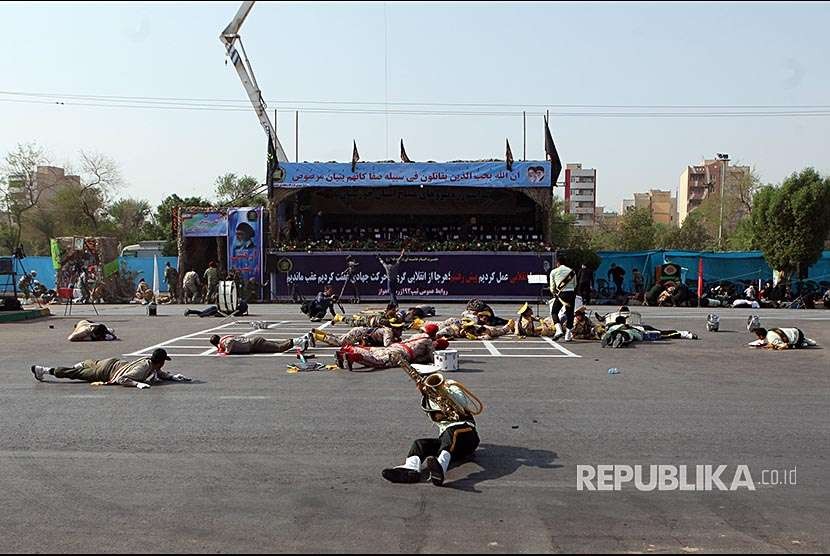 Suasana penyerangan bersenjata terhadap massa sipil dan militer pada acara parade militer peringatan Perang Iran-Irak di Ahvaz, Iran, Sabtu (22/9)