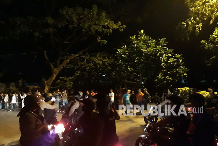 Suasana penyisiran yang dilakukan Polisi di UIN Sunan Kalijaga, Selasa (1/5) malam.  Puluhan pendemo baik perempuan dan laki-laki diamankan dari dalam kampus.