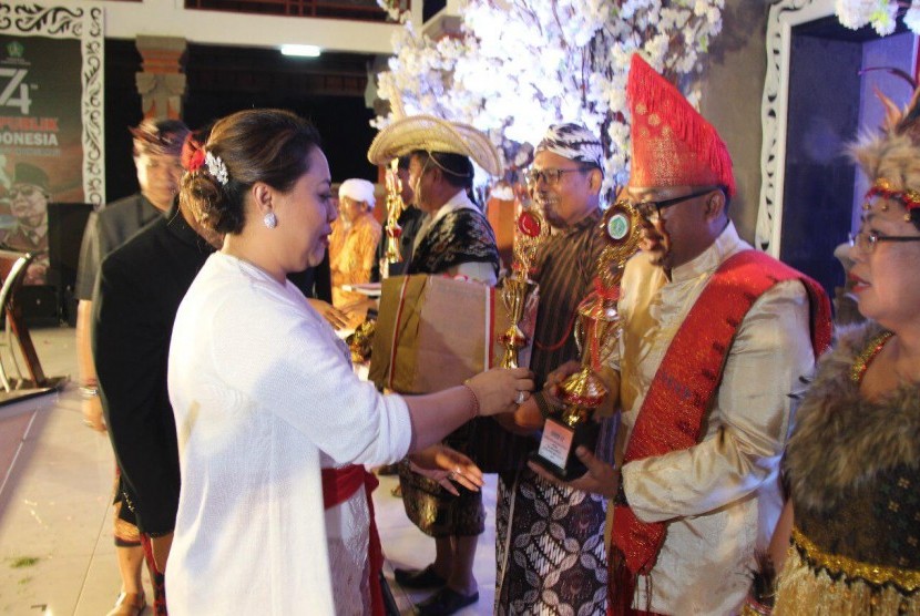 Suasana perayaan HUT RI Ke-74 di Tabanan, Bali.