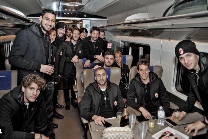 Suasana perayaan ulang tahun Mario Pasalic di kereta menuju Kota Milan.