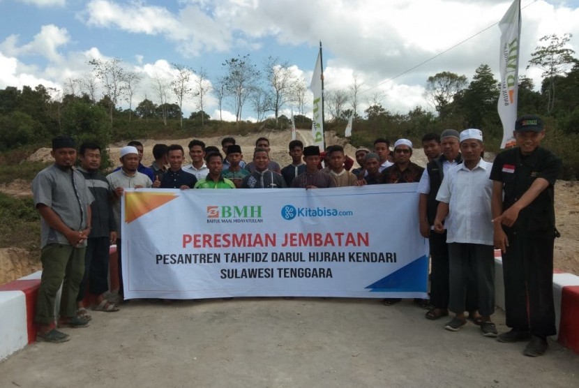 Suasana peresmian jembatan untuk Pesantren Tahfizh Darul Hikmah Kendari, Sulawesi Tenggara.
