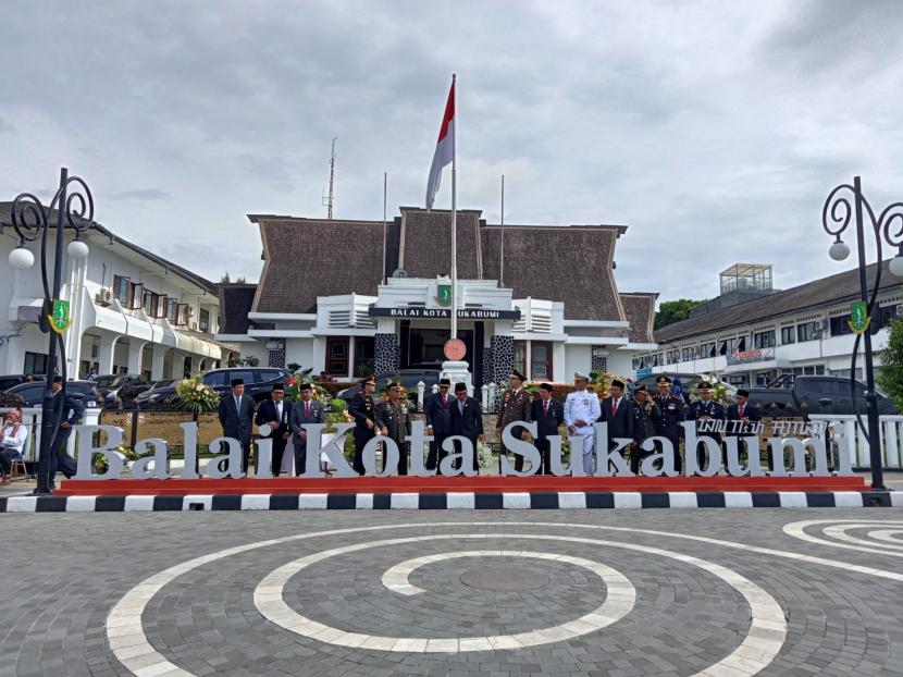 Suasana peresmian Plaza Balai Kota Sukabumi yang merupakan wajah baru depan Balai Kota Sukabumi yang pembangunannya didanai CSR bjb, Kamis (10/11/2022).