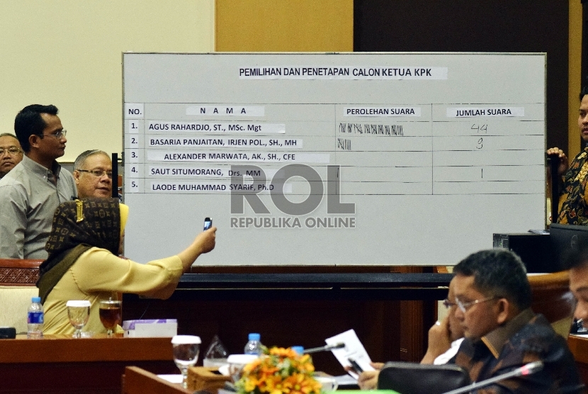 Suasana penghitungan suara calon pimpinan Komisi Pemberantasan Korupsi (KPK) di Komisi III DPR RI, Jakarta, Kamis (17/12). (Republika/Rakhmawaty La'lang)