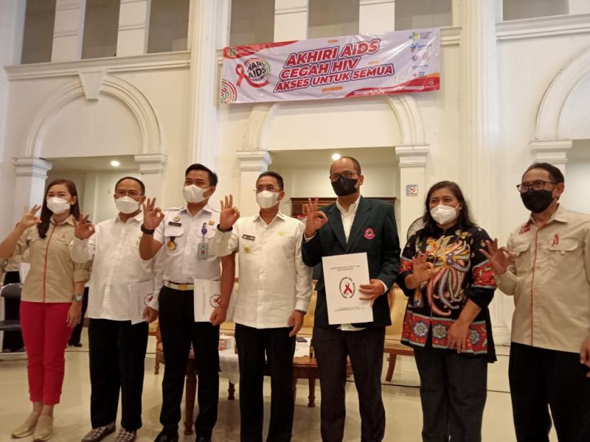 Suasana peringatan Hari AIDS sedunia dengan vaksinasi dan tes HIV di Gedung Juang 45, Kota Sukabumi, Rabu (1/12)