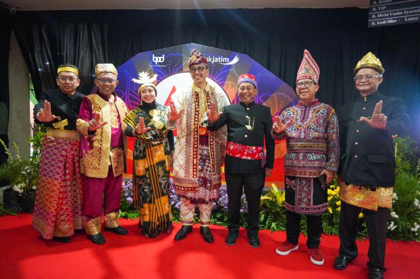 Suasana peringatan Hari Ulang Tahun (HUT) Republik Indonesia Ke-79 dan HUT PT Bank Pembangunan Daerah Jawa Timur Tbk (bankjatim) Ke-63. Berbeda dari tahun-tahun sebelumnya, perayaan tahun ini diwarnai dengan pelaksanaan Jatimers Defile 2024. 