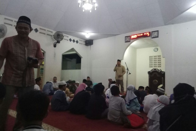 Suasana peringatan Isra Mi'raj Nabi Muhammad SAW di Masjid Nururrahman Depok.