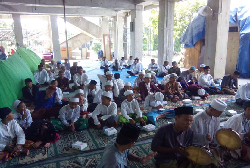 Suasana peringatan Maulid Nabi Muhammad SAW di Masjid Al Muhajirin Depok, Jawa Barat, Ahad (10/1).