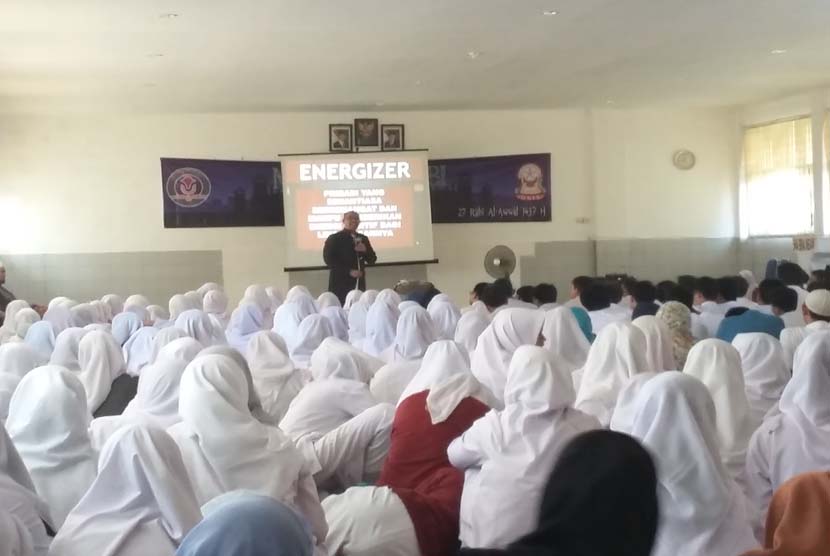 Suasana peringatan Maulid Nabi Muhammad SAW di SMA Bosowa Bina Insani Bogor, Jawa Barat, Jumat (8/1).