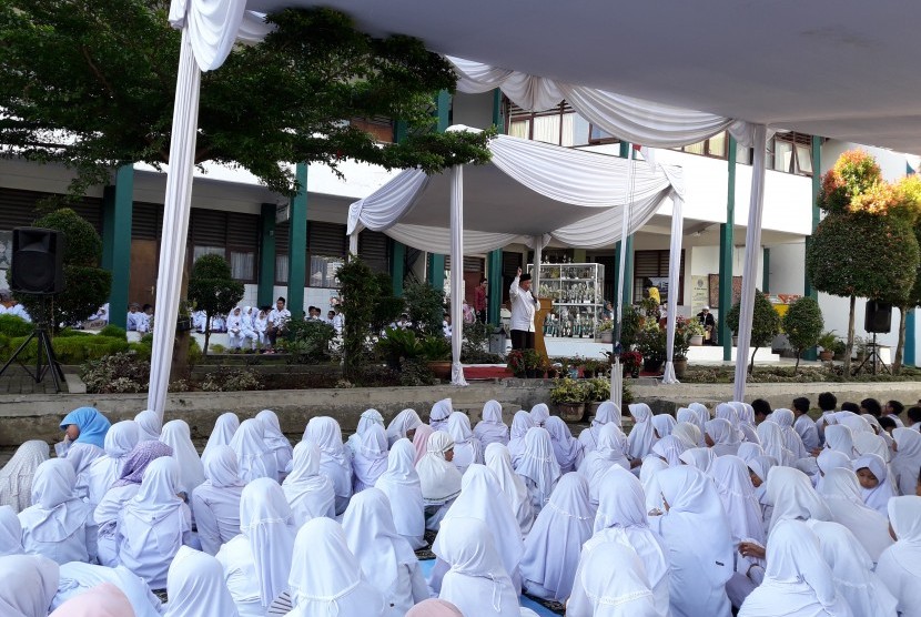 Suasana peringatan Maulid Nabi SAW di SD Bosowa Bina Insani, Bogor, Jawa Barat, Jumat (8/12).