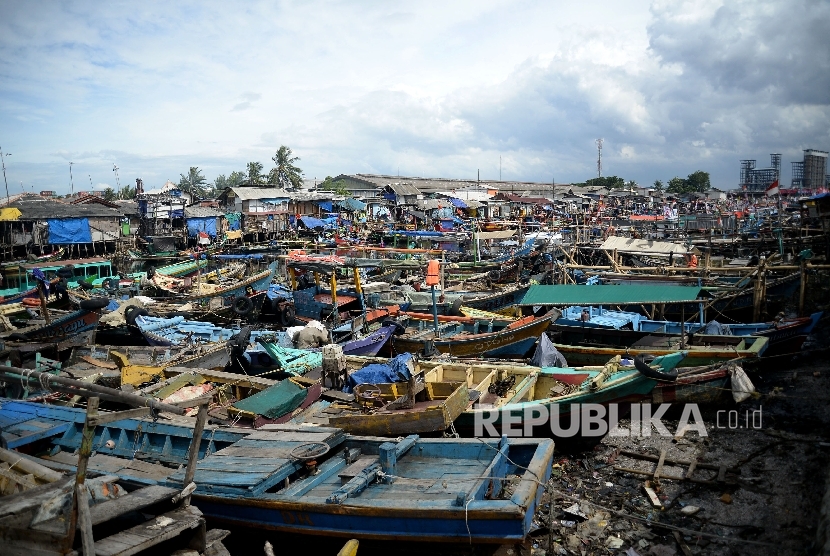 Suasana perkampungan nelayan Cilincing, Jakarta Utara, Rabu (8/2).