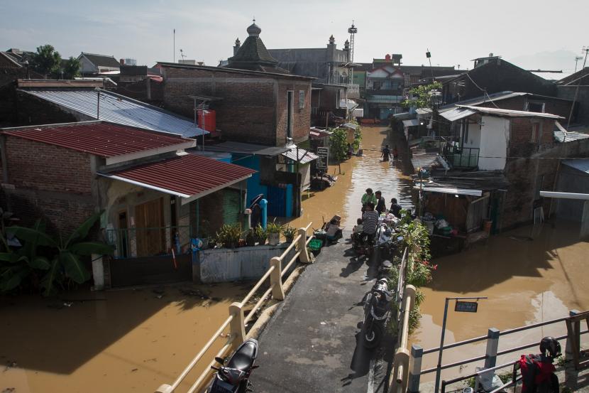 Suasana perkampungan yang tergenang banjir di Pucang Sawit, Solo, Jawa Tengah, Sabtu (22/10/2022). Banjir tersebut disebabkan meluapnya air sungai Bengawan Solo karena hujan deras yang terjadi Jumat (21/10) sore hingga malam. 