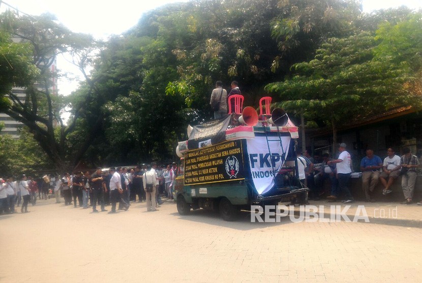 Suasana persiapan demo taksi online di IRTI, Jakarta Pusat, Selasa (31/10). Para pendemo akan bergerak menuju Kantor Kementerian Perhubungan untuk menyuarakan aksi dan penolakan mereka terhadap peraturan kementerian terkait taksi daring.