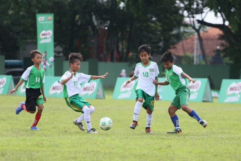 Suasana pertandingan babak penyisihan final regional MILO Football Championship Surabaya 2019 di Lapangan Kodam V Brawijaya Surabaya, Sabtu (23/3).