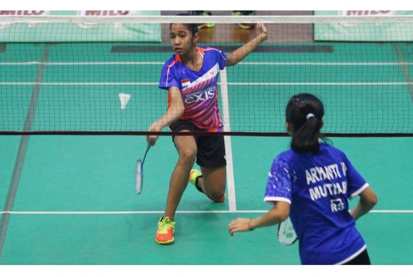 Suasana pertandingan babak penyisihan kategori tunggal putri kelompok usia U-15 di GOR Ken Arok, Malang, Kamis (28/9).