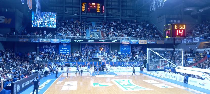 Suasana pertandingan gim pertama final IBL 2024 yang mempertemukan Satria Muda Pertamina vs Pelita Jaya di Britama Arena, Kelapa Gading, Jakarta Utara, Kamis (1/8/2024) malam.