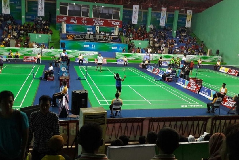 Suasana pertandingan perdana babak penyisihan cabor bului tangkis, PON XIX Jawa Barat