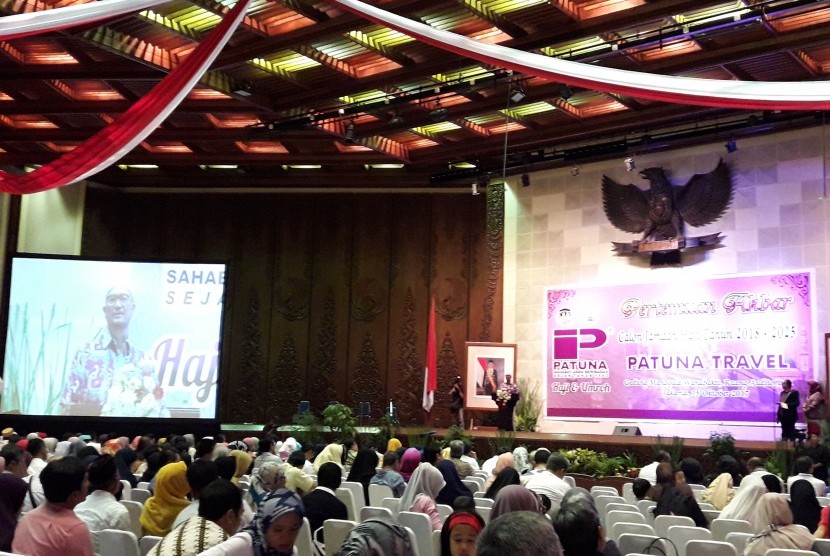 Suasana pertemuan akbar calon jamaah haji 2018-2025 Patuna Travel di Jakarta, Ahad (15/10).