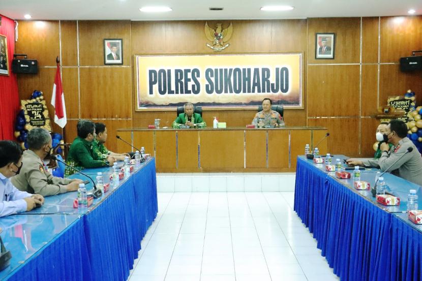 Suasana pertemuan antara jajaran Polres Sukoharjo dengan Panitia Penerima Muktamar ke-48 Muhammadiyah-