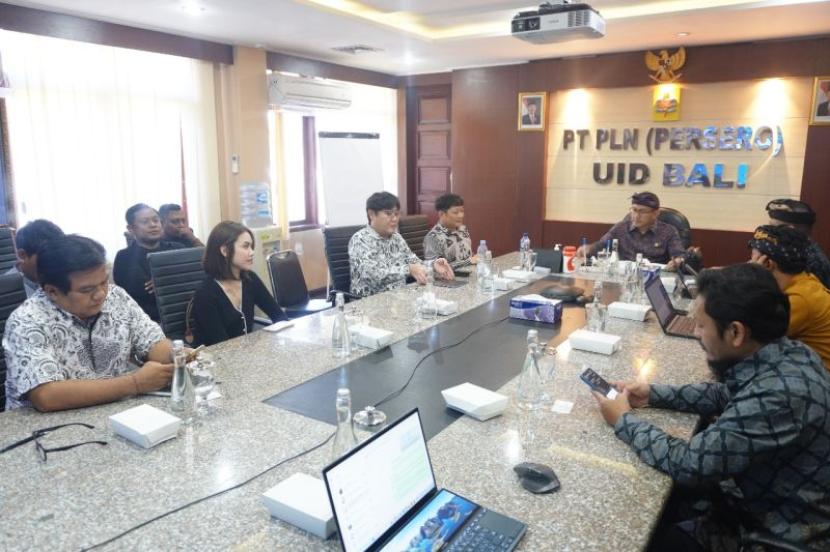 Suasana pertemuan antara PLN Unit Induk Distribusi Bali dan PT Hyundai Kefico di Denpasar, Bali membahas percepatan ekosistem kendaraan listrik di Bali, Selasa (29/8/2023). 