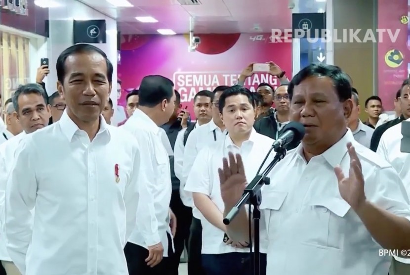 Suasana pertemuan Jokowi dan Prabowo pascapilpres di stasiun MRT, Jakarta