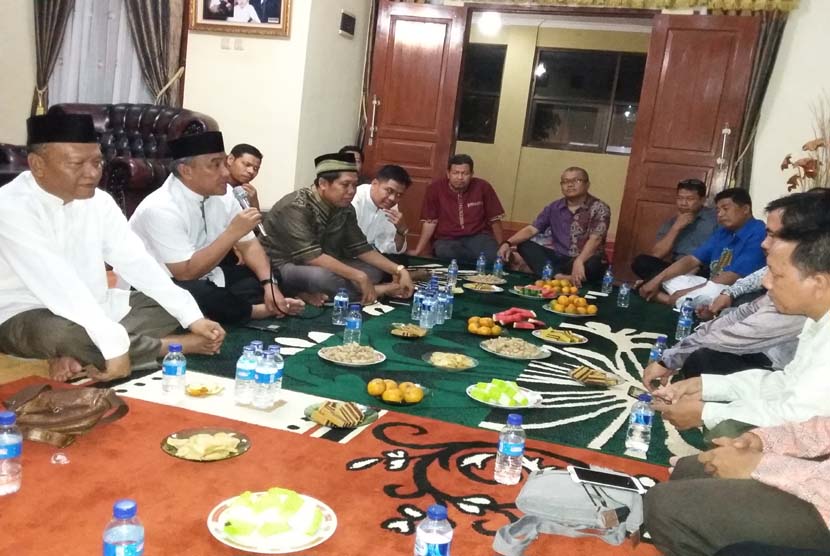 Suasana pertemuan KH Dr  Idris Abdul Shomad  MA dengan para ulama di kediaman Dr Sutrisno Muslim MSi di kawasan Beji, Depok, Jawa Barat, Sabtu (24/10).