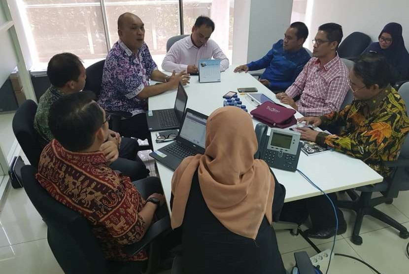 Suasana pertemuan pengusus BPPD NTB dengan managemen Garuda Indonesia di Garuda Indonesia City Center, Bandara Soekarno Hatta, Cengkareng, Banten, Selasa (28/8). 