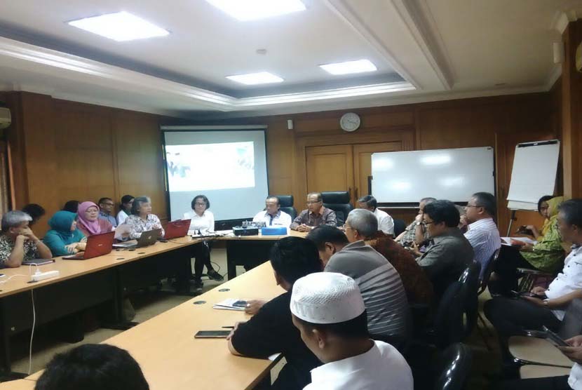 Suasana pertemuan Rektor IPB dengan DPP Himpunan Alumni IPB di Gedung Alumni IPB Bogor, Jawa Barat, Ahad (12/6).