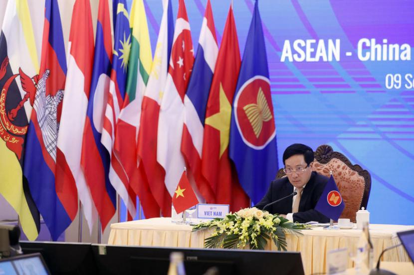  Suasana pertemuan tingkat menteri luar negeri ASEAN dan China, 9 September 2020.  
