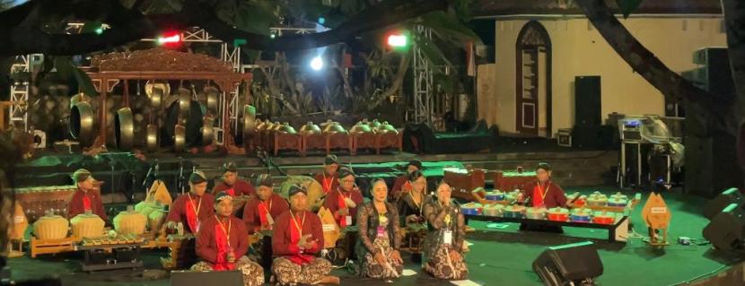  Suasana pertunjukan Yogyakarta Gamelan Festival (YGF) di Plaza Pasar Ngasem, Yogyakarta, Kamis (8/8/2024) malam.