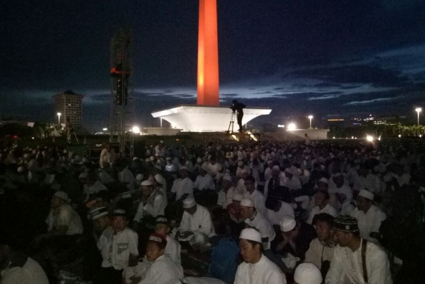 Suasana peserta aksi Reuni 212 usai menunaikan shalat Subuh di Lapangan Monas, Jakarta, Sabtu (2/12).