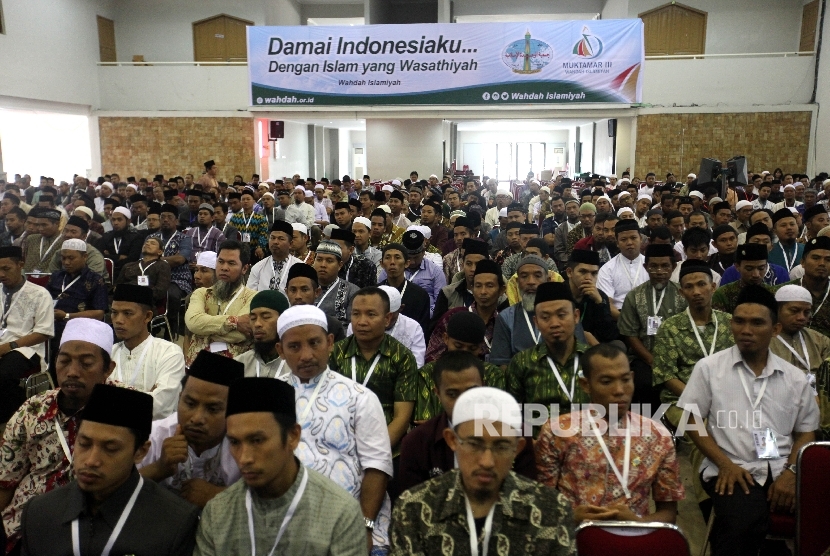Suasana peserta saat menyimak pidato sambutan Wakil Presiden RI Jusuf Kalla pada Muktamar III Wahdah Islamiyah di Asrama Haji, Pondok Gede, Jakarta, Selasa (19/7). 