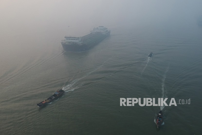 Suasana pesisir Pantai Timur Sumatera yang diselimuti kabut asap di Kampung Laut, Kuala Jambi, Tanjungjabung Timur, Jambi, Rabu (4/9/2019).