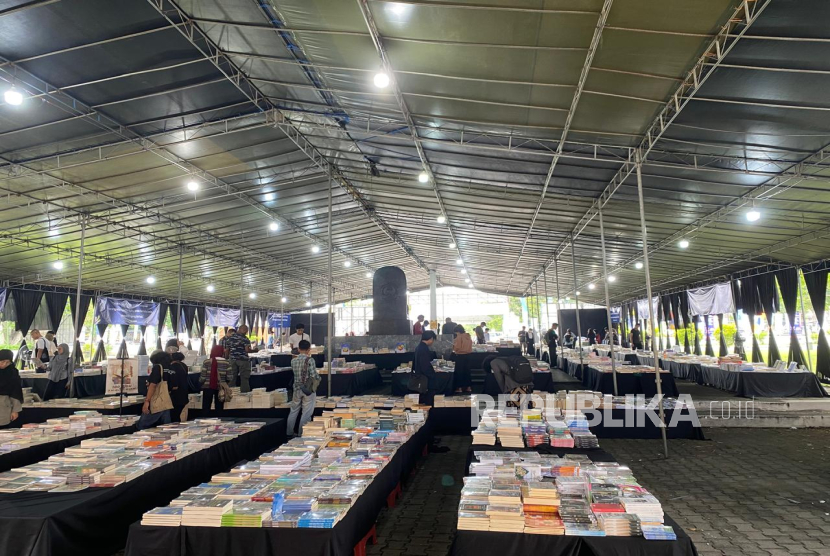 Suasana Pesta Buku Jogja yang diadakan Ikatan Penerbit Indonesia (IKAPI DIY bera Sekolah Tinggi Pembangunan Masyarakat Desa APMD di halaman APMD, Yogyakarta, Senin (11/11/2024). 